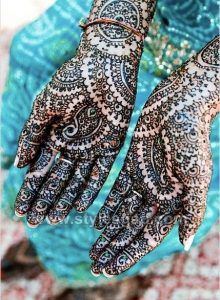 Stylish Heavy Glitter Mehndi Designs (25)